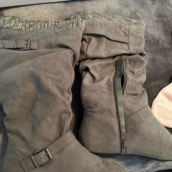 Grey suede sock cuff flat boots - Picture 2 of 4